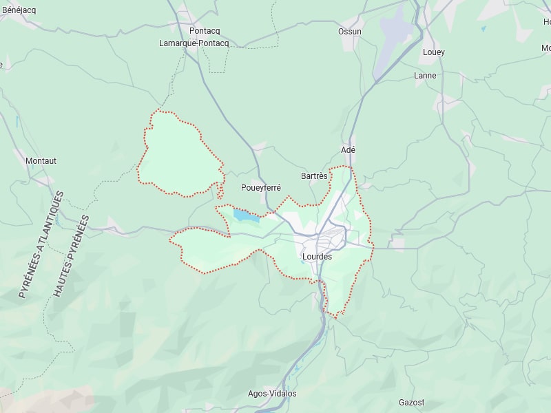 Carte de Lourdes et ses environs, Pyrénées Carte routière centrée sur Lourdes, montrant les communes avoisinantes comme Adé, Bartrès, Poueyferré, et les Pyrénées-Atlantiques/Hautes-Pyrénées.